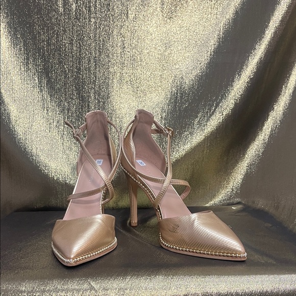 ✨💛 BCBGeneration Gold Metallic Cross-Strap Pointed-Toe Heels 💛✨ - Picture 4 of 11